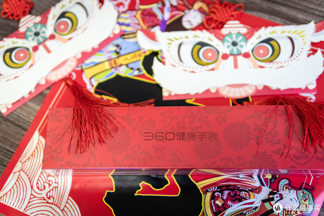 首先是中国红包装盒，恰逢春节前夕收到产品，是不是很应景