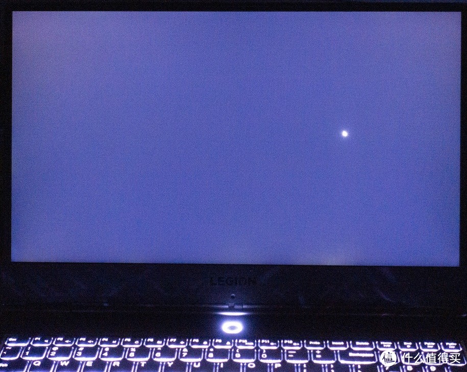 这台Y9000x的屏幕漏光在我看过的非镜面贴合笔记本屏幕里已经算是最好的一档，只有左上角和下边一点点。另外漏光拍照来说并不存在过曝明显使照片显得漏光更严重的情况，曝光的多少主要观看的是漏光地方和其他地方的亮度差。这个才是使用中会看到的小效果。