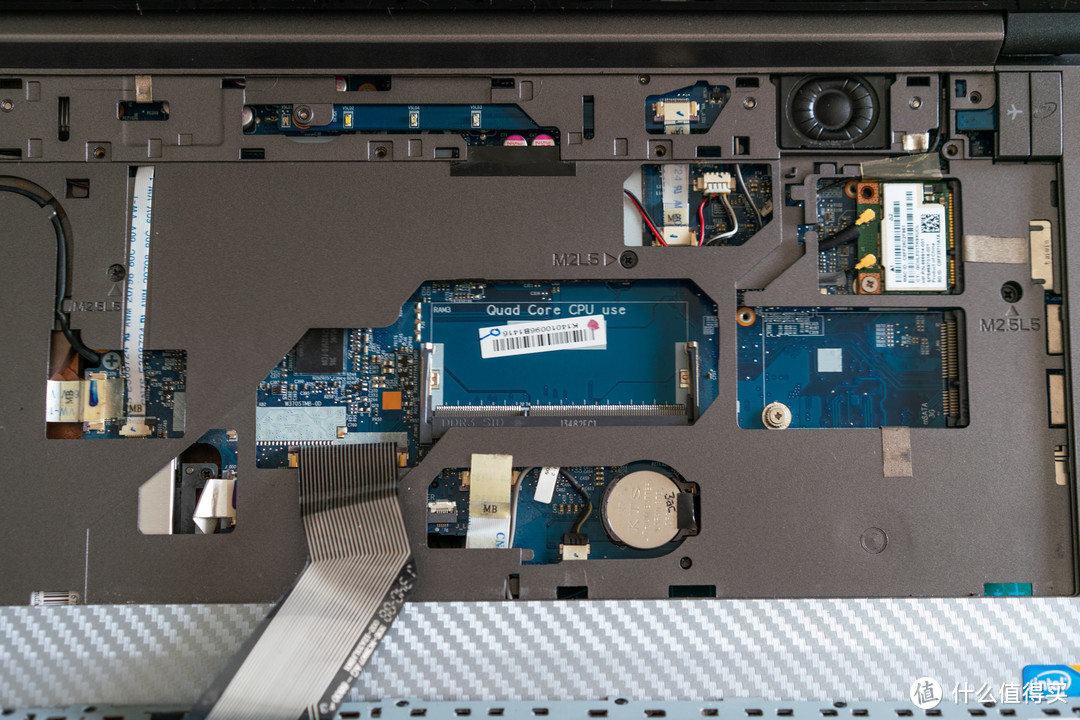 把键盘拆下来之后，就可以看到第三根内存插槽了，注意只有安装四核处理器才能启用