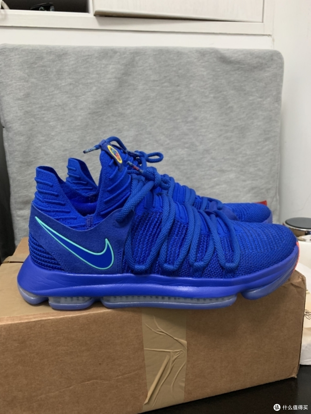 这双球鞋的配色是中国唐人街配色,以旧金山唐人街为主题打造的城市