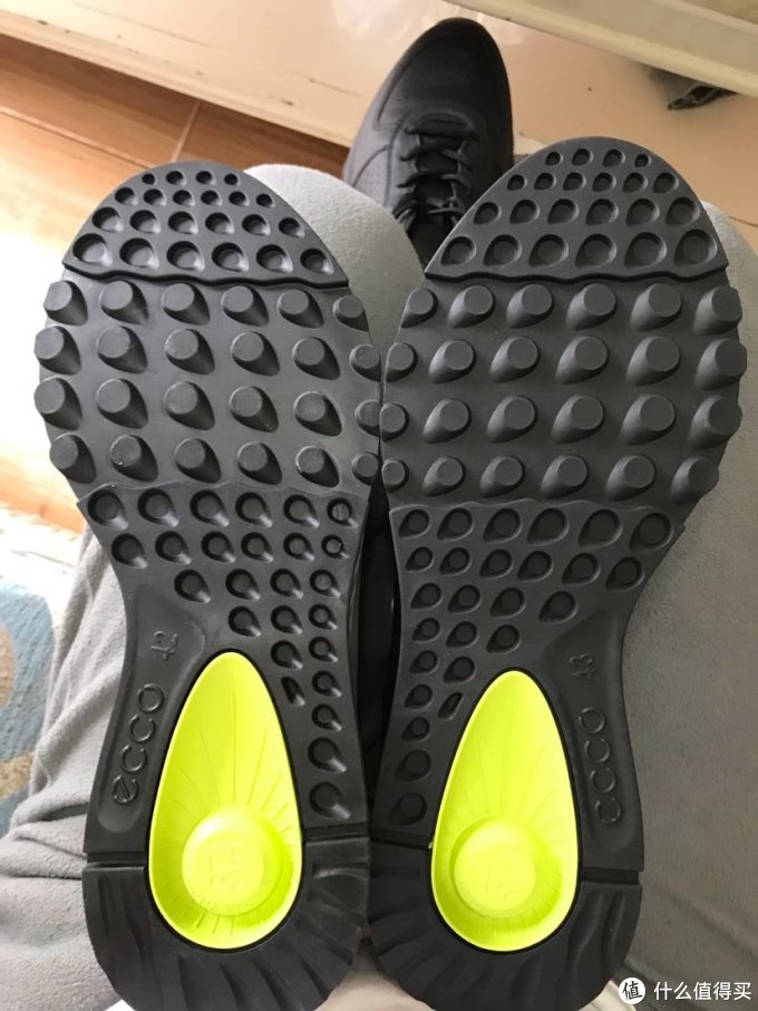 鞋底都有shock thru缓震科技的大绿点.再次吐槽一下这个硕大的鞋掌.