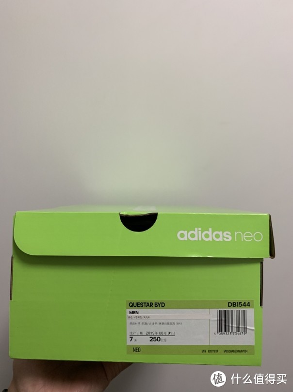 阿迪达斯neo系列,鞋盒方正,草绿色的鞋盒比较好看.
