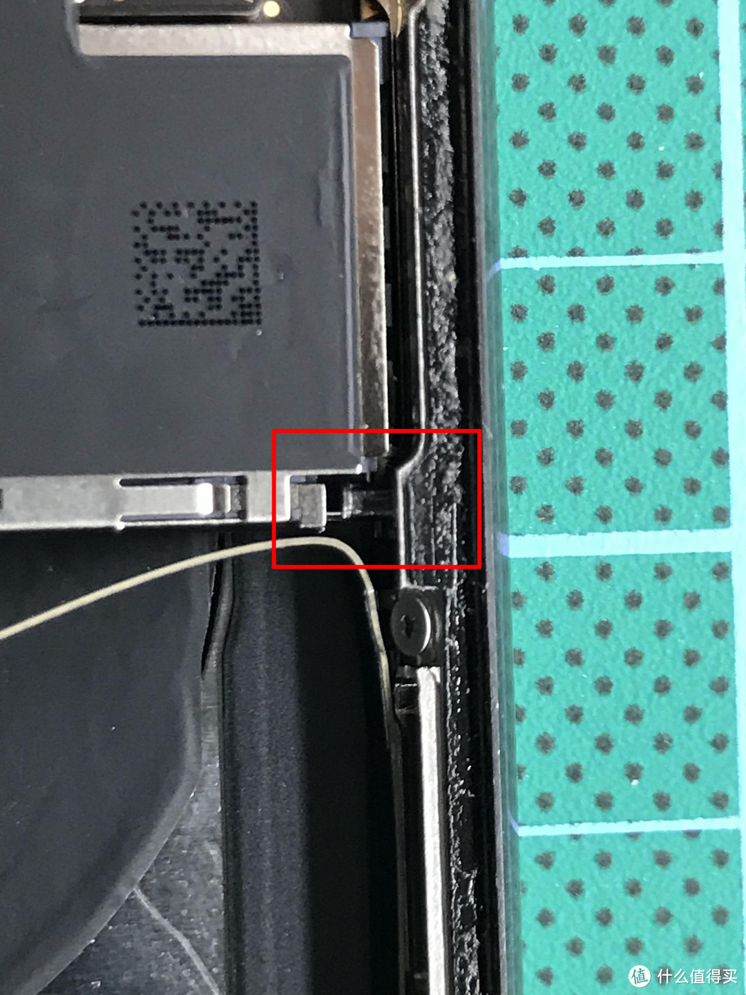 红框内的顶针很容易忽视，更换新后壳时记得从旧后壳上取下再装回新后壳位置