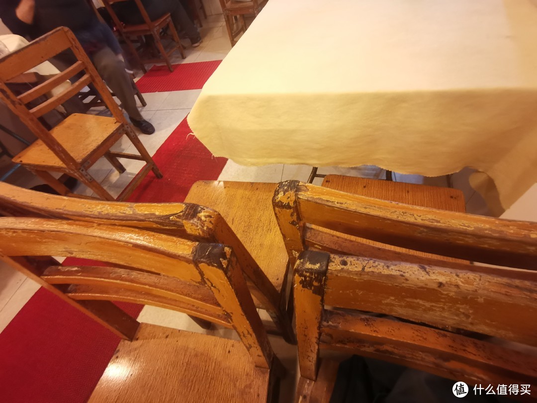 这些桌子和椅子有一点的年份了，比较的旧