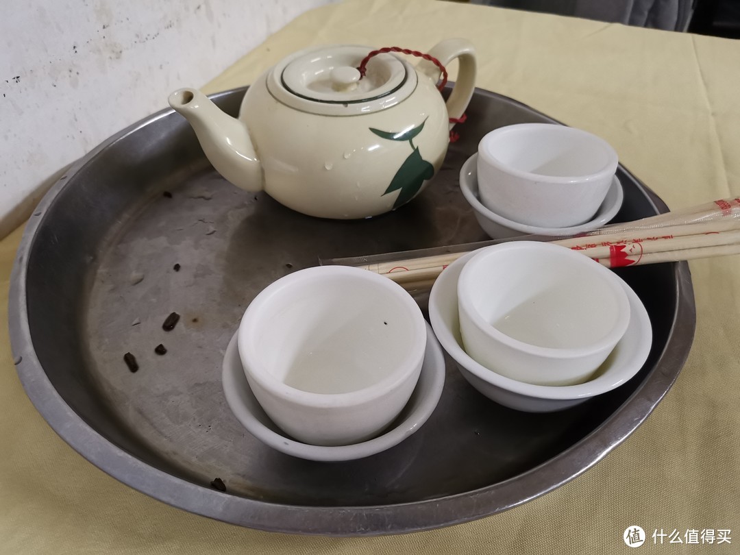 简单的餐具和茶