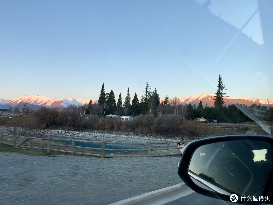 夕阳给雪山打了粉红色的光