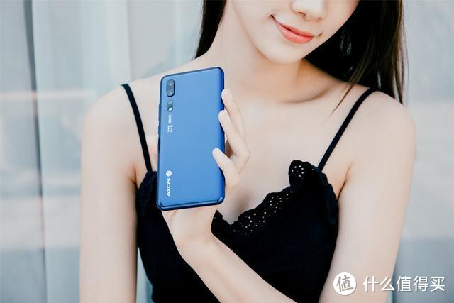 曲面之美，由中兴天机Axon 10 Pro 5G呈现