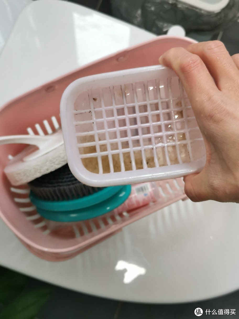 浴缸边常年累月放置而不清洁的皂盒，细菌肆意生长