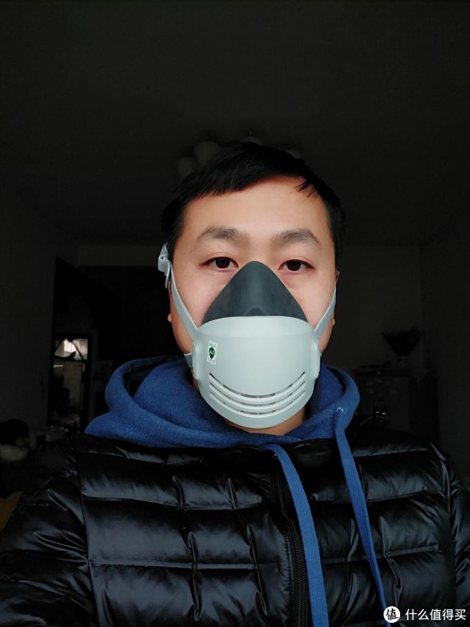 价格便宜，橡胶材质，鼻梁处密闭性差点，有点橡胶味道，只能凑合