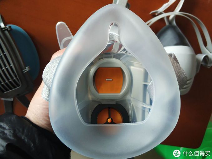 硅胶材质，黑色面罩那个是橡胶材质