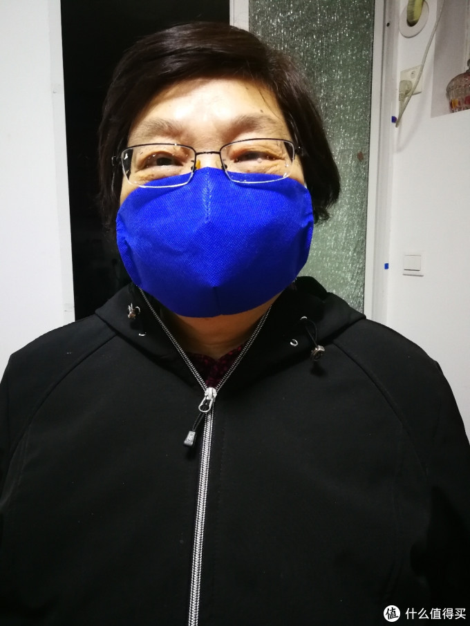 两边和鼻部贴合紧密,佩戴舒适,呼吸顺畅。