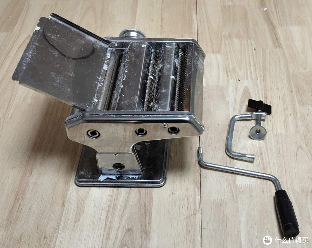 拉近来一张,可以看出压面条的两根轴是齿轮咬合方式的,可以将经过最