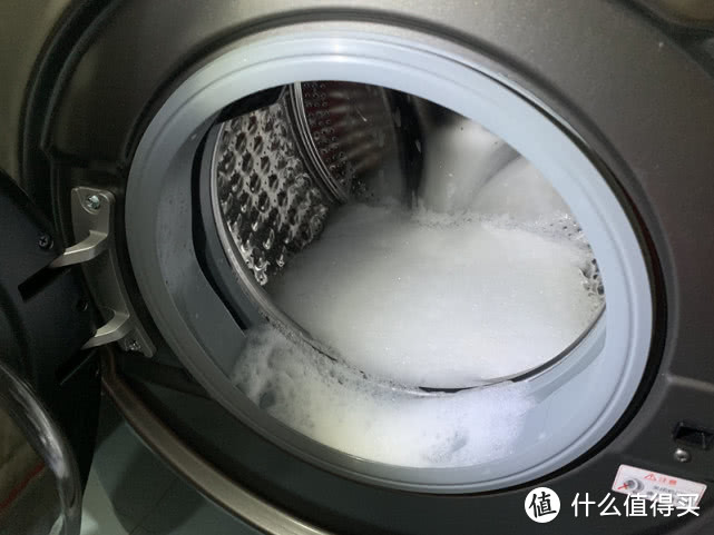带烘干功能的大容量滚动洗衣机，小户型也能放得下