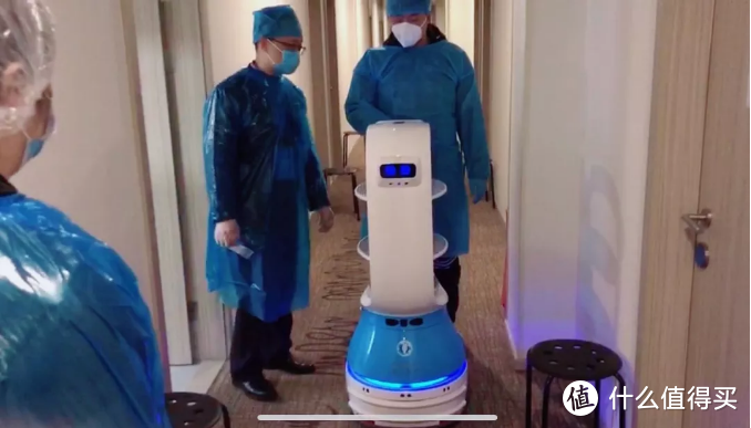智能抗疫 | 擎朗送餐机器人再次集结 为上海定点隔离区配送物资
