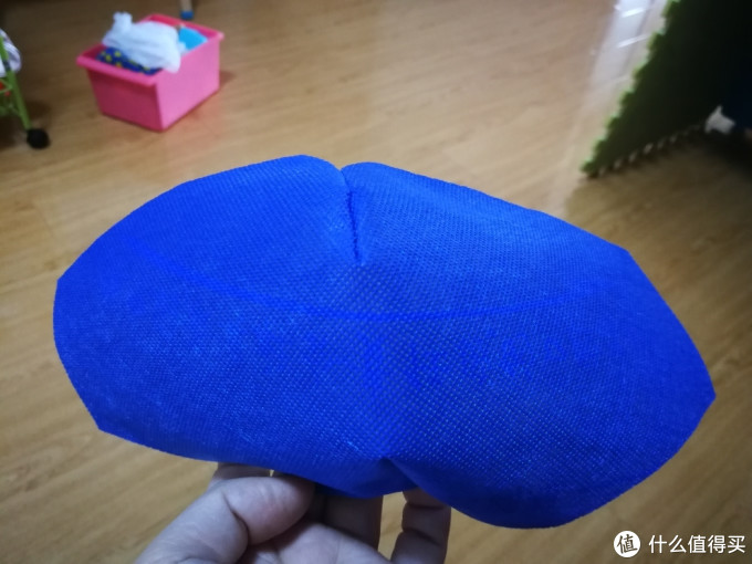 弧度小的一头是贴合鼻部,大的一头是贴合下巴