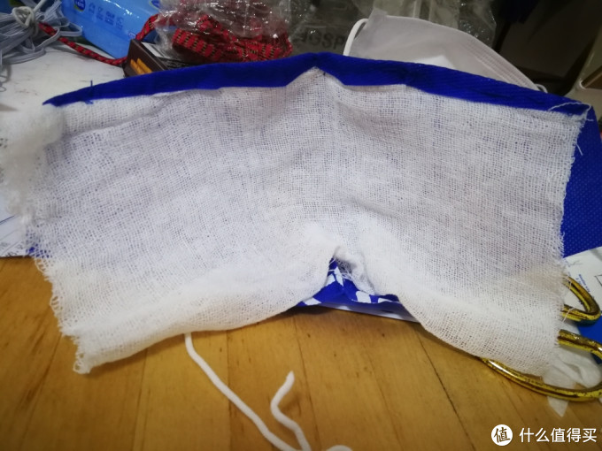 鼻部缝入铁丝,将防水层和纱布成缝合,我用了三层纱布。