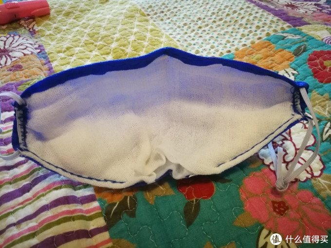 我的脸比我妈小，所以在两边加了松紧带收紧口罩，这样更贴合面部。