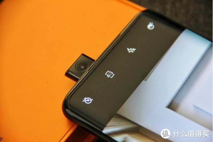 67英寸曲面屏设计配合升降摄像头,带来了开阔通透的视野,也诠释着一加