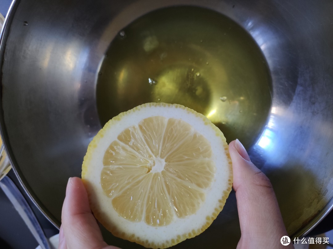 挤入柠檬汁去除鸡蛋腥味，没有柠檬的话可以加入一勺白醋