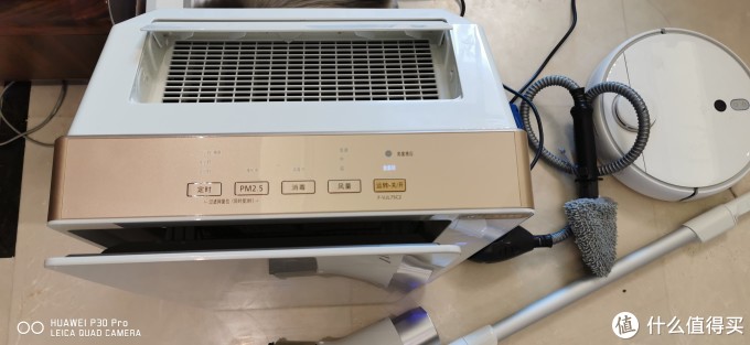 操作面板十分简易，使用最多的功能按钮是消毒和PM2.5