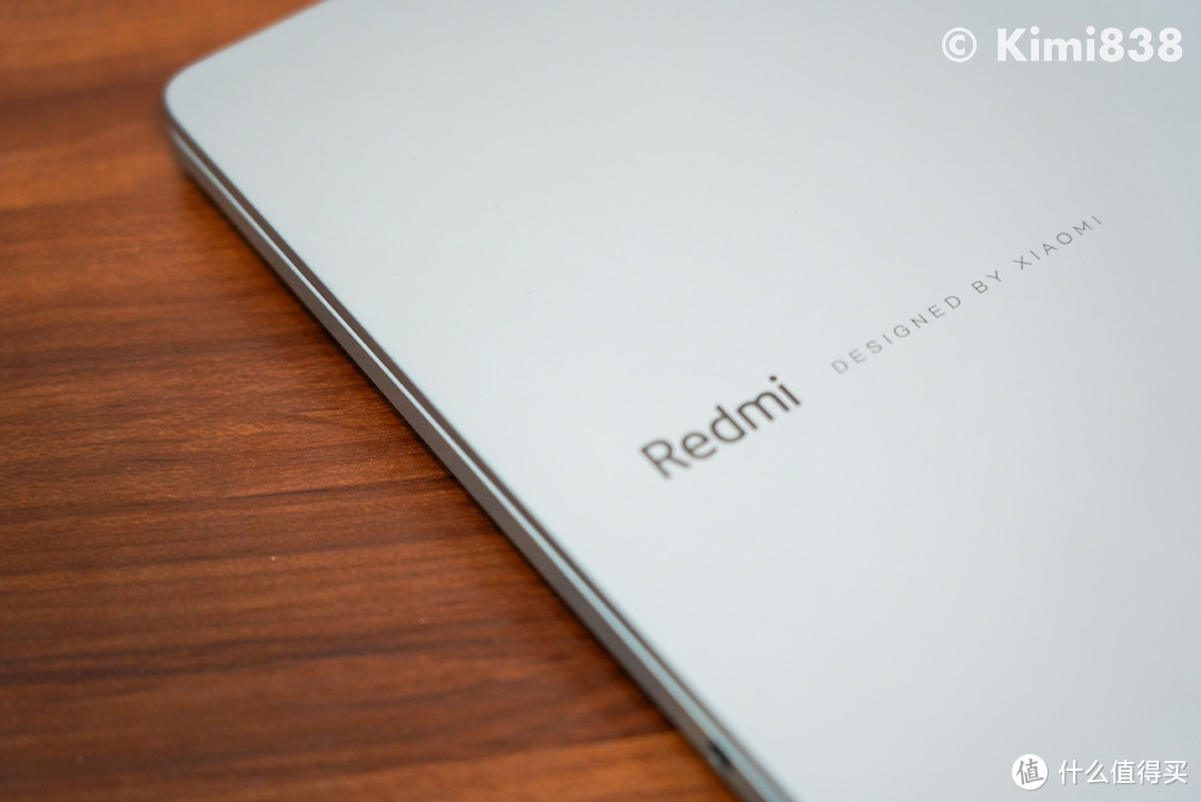 ▲ RedmiBook 锐龙版的A面设计很简洁，Redmi Logo 后跟着的是Designed By Xiaomi，不会给人低档感。