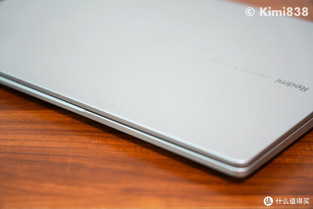 ▲ RedmiBook 边缘倒角处理的很好，不会有MacBook Pro一样的割手感。