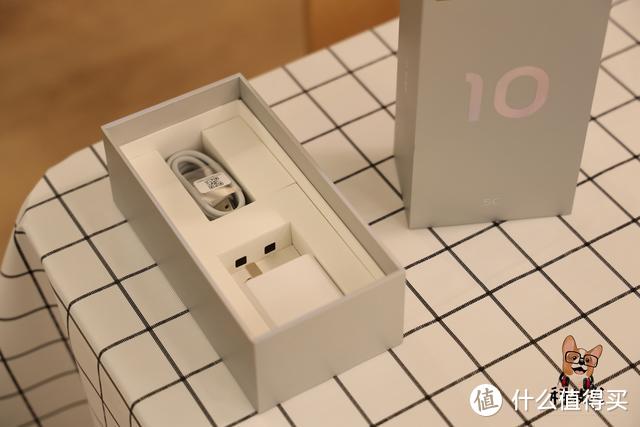 小米10、小10 Pro详细对比：一亿像素8K电影相机5G旗舰到底咋选？