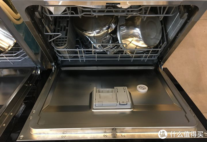 厨房除菌怎么做？可洗、可烘、可存还可消毒的惠而浦8套洗碗机是我见过的最佳答案