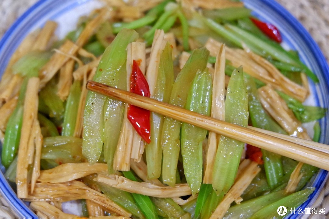 快手家常菜！爆炒腐竹芹菜~美味下饭，健康营养，5分钟炒一大盘