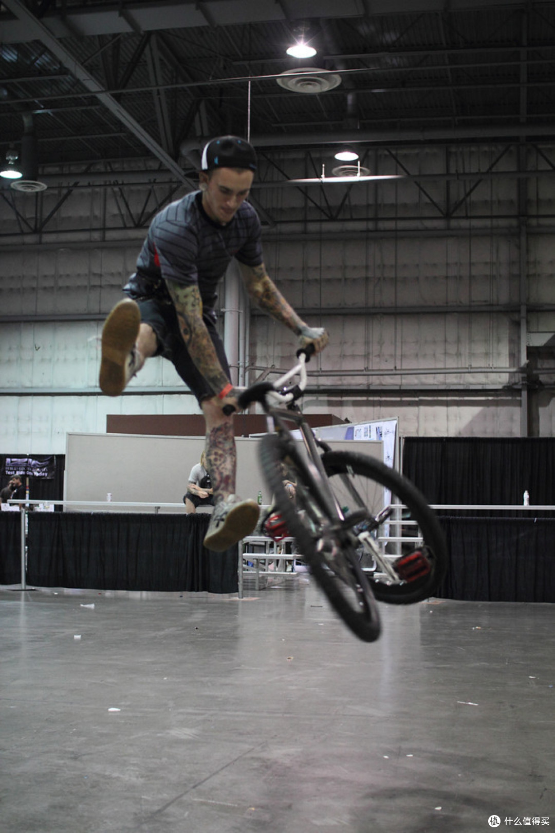 steven jensen用死飞做tailwhip,来自demarcolab,如果你不知道他这是