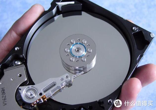 磁盘+磁头的HDD结构已经是几十岁的“高寿老人”了