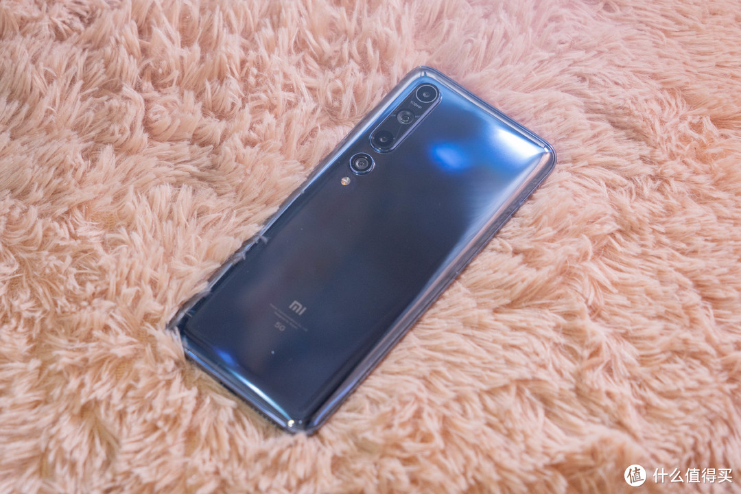 手机背面,钛银黑,质感还是很不错的,就是容易粘指纹,下部有5g及小米的