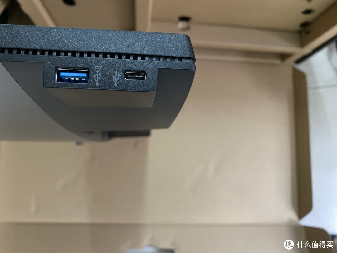 左边侧面的接口：usb3.0供电口，typc-c供电口