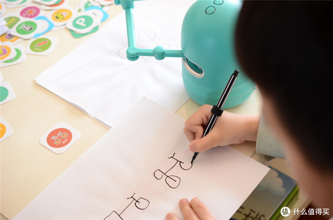 它的有趣可以陪伴孩子绘画-昆希绘画机器人上手体验 