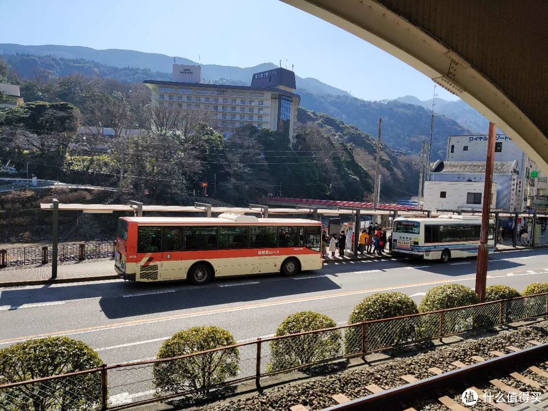 公交车停靠的位置就是登山巴士车站，每个立柱是不同线路的等候区，立柱上有班车时刻表还有箱根地图。
