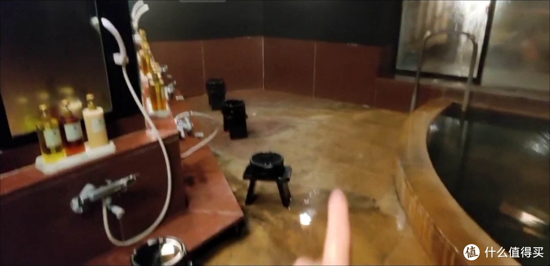 因为是从视频里截的图，比较模糊。左边是淋浴区，洗护用品都是POLA的，右边是室内温泉，玻璃门后是室外温泉。
