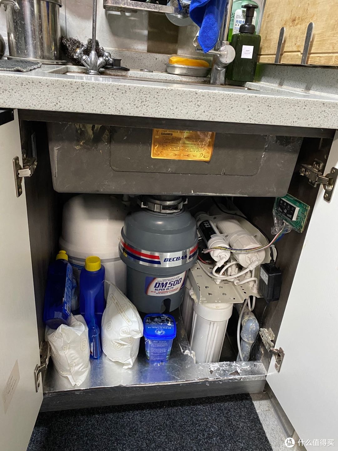 带桶DIY净水机，垃圾处理器刚好放下导致净水机外壳拆掉。洗碗粉洗碗机用品都放里面 