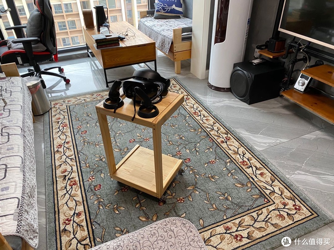 移动小茶几可以把客厅中间让出玩VR游戏