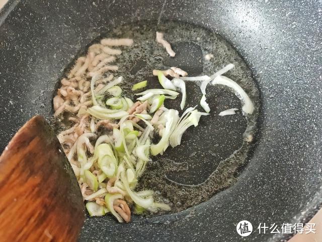 我儿子最喜欢吃这菜，仅5毛钱一斤，简单炒一炒，健脾又明目