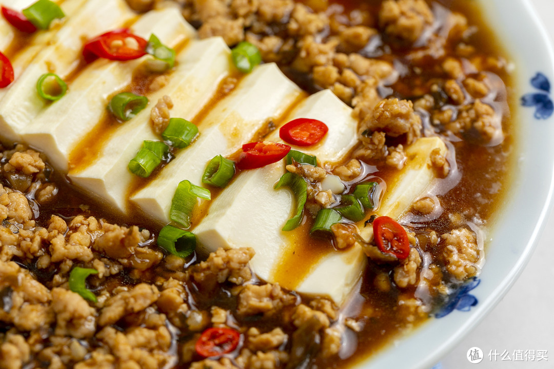 豆腐要选择含水量最高的内脂豆腐或者韧豆腐,口感嫩滑,和鸡蛋更搭.