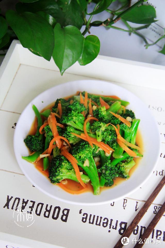 以上是米妈做【蚝油西兰花炒胡萝卜】的分享,如果您有什么不同的看法