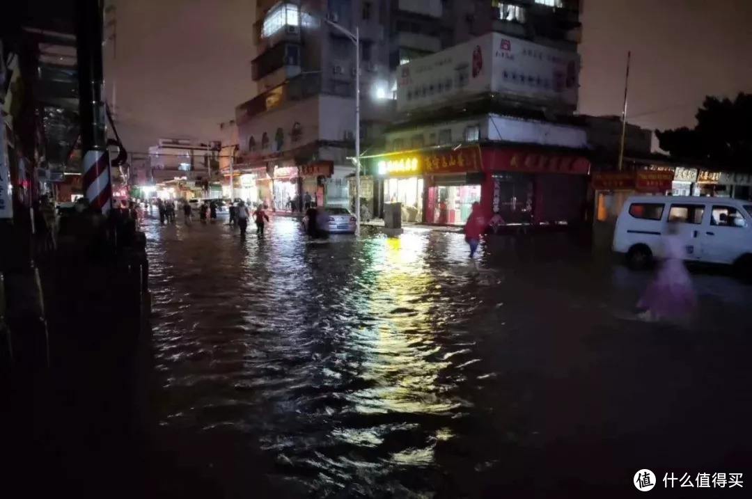 全国最大的茶叶集散地-广州芳村市场，一场大雨过后，处于地势低洼处的商户店铺满是积水。