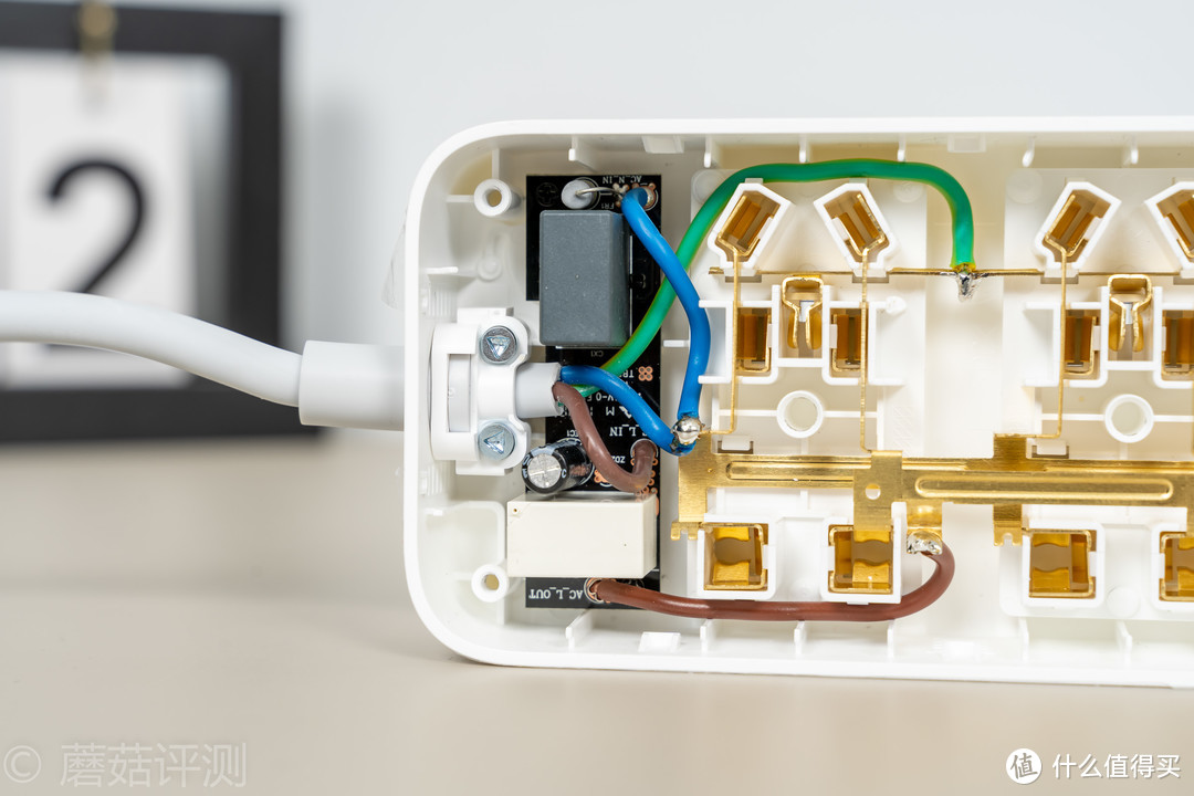 或是商务人士出差的最佳伴侣、紫米六位延长线插座（含65W三口适配器） 深度拆解评测