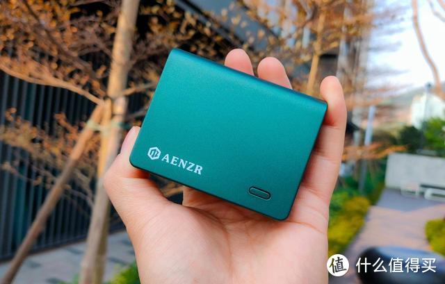 AENZR充电宝评测：支持全协议快充，自带功率数显屏，体积比银行卡小