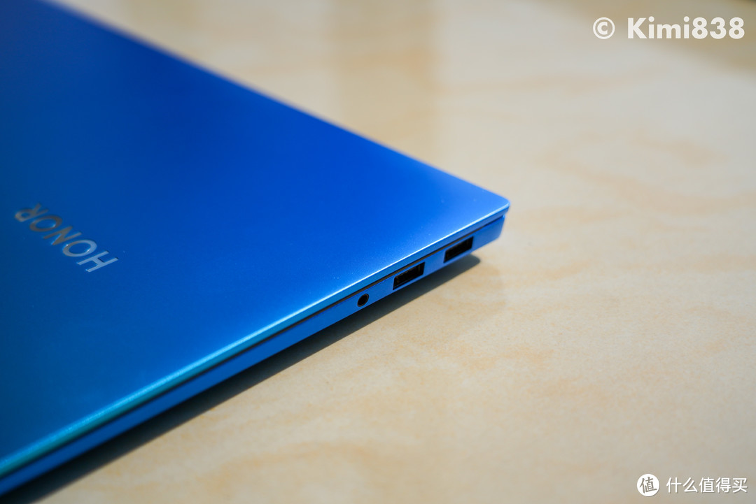 ▲ 荣耀笔记本Pro 魅海星蓝的右侧接口为2个USB-A接口以及3.5mm音频接口。