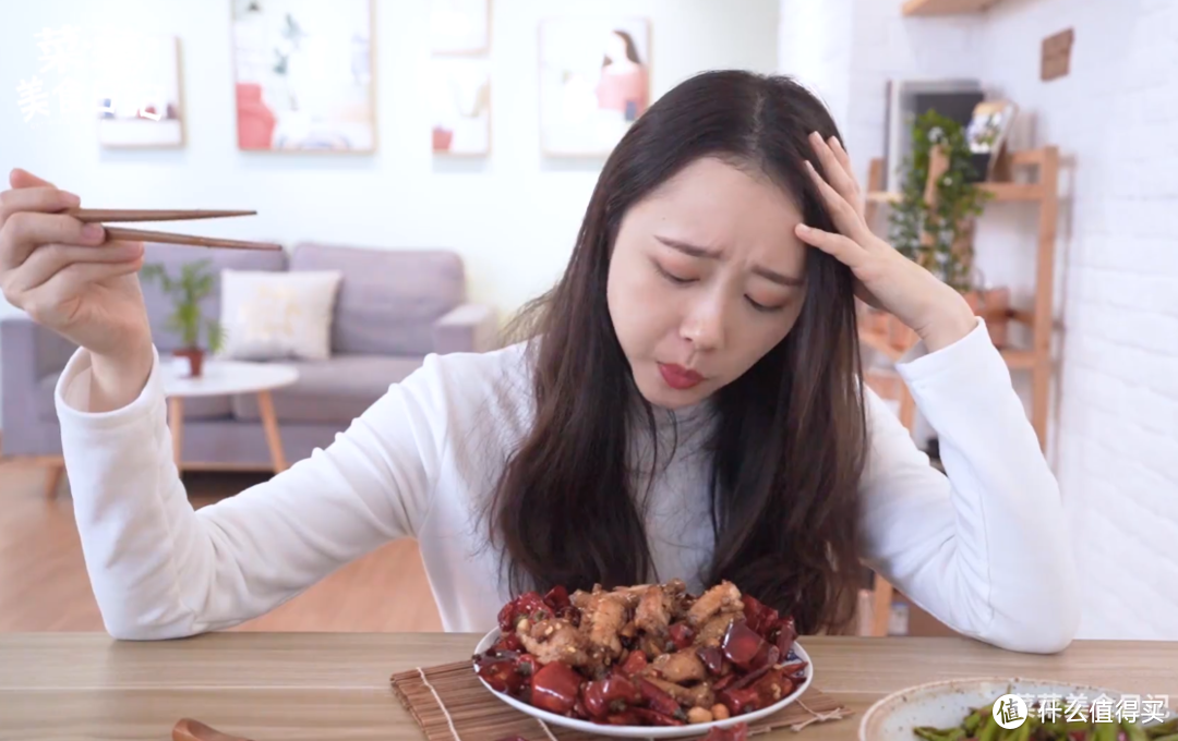 【视频】小姐姐教你做传统川味辣子鸡，焦香鲜嫩，好吃又正宗，再贵也舍得