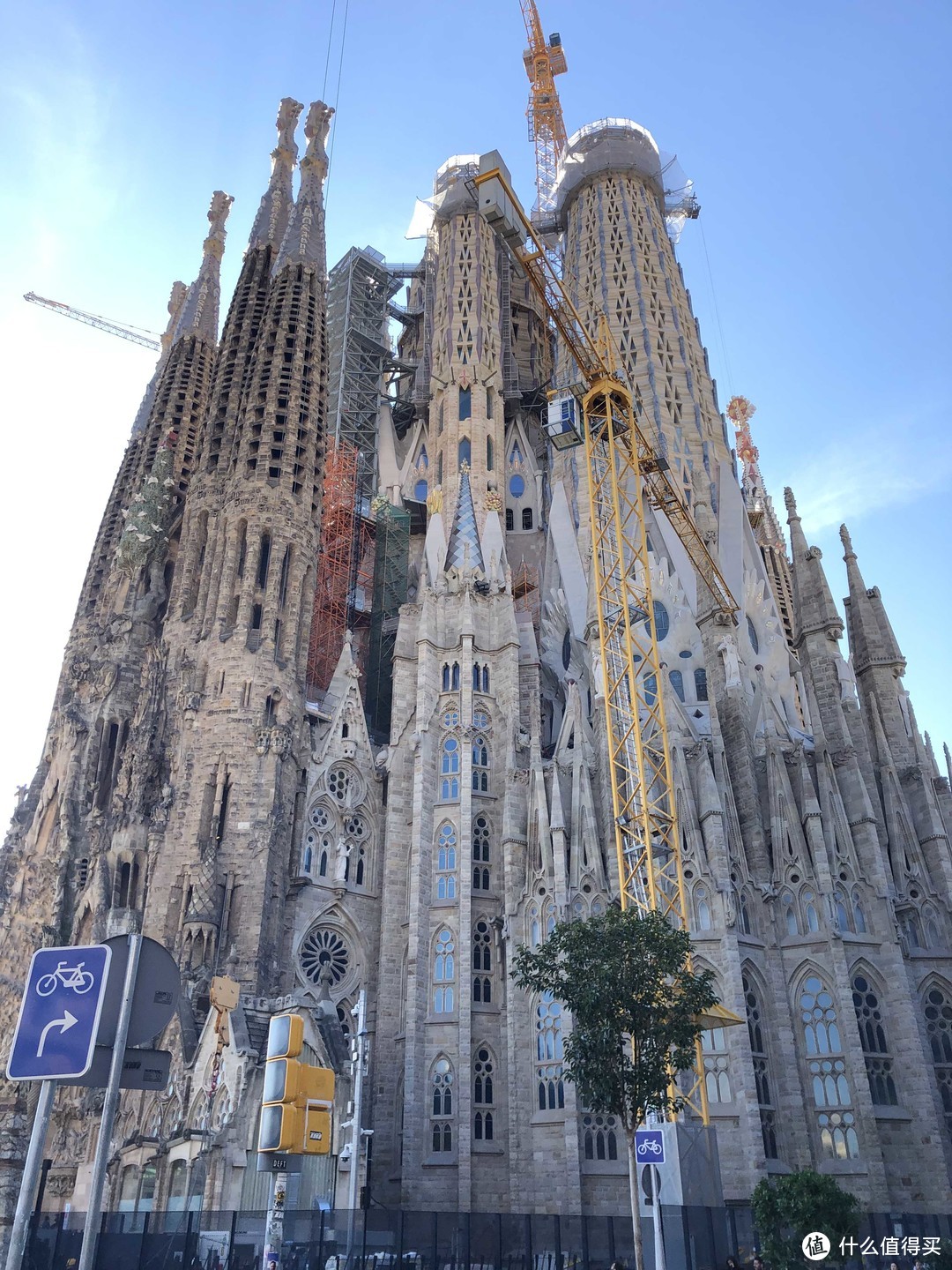 圣家堂外景，还能看见脚手架和在建的最高塔