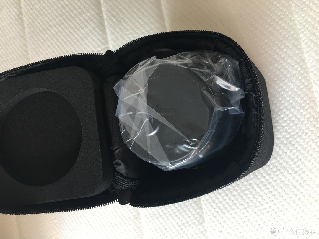 打开镜头包-盖上的黑色泡沫可以固定镜头