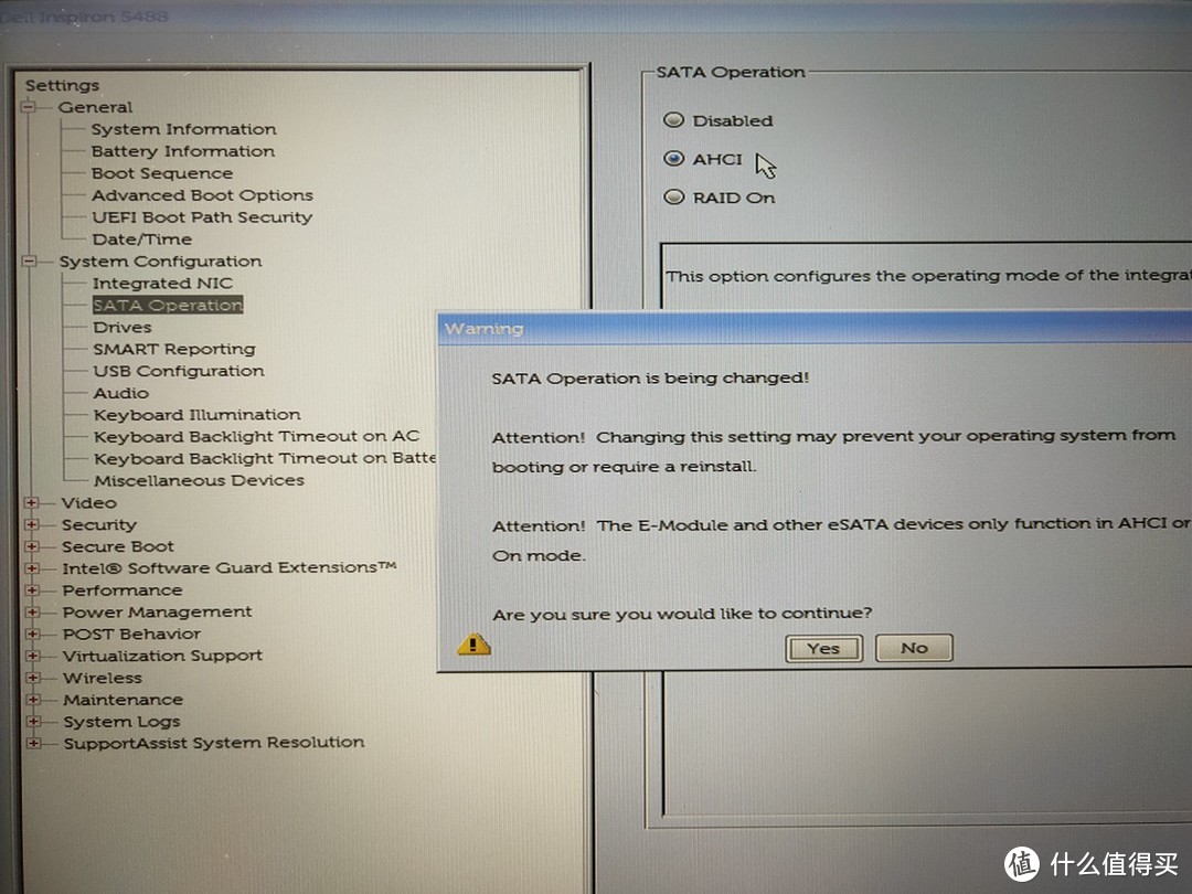 修改SATA Operation [RAID on]为[AHCI]，会出现弹窗，点击“yes”