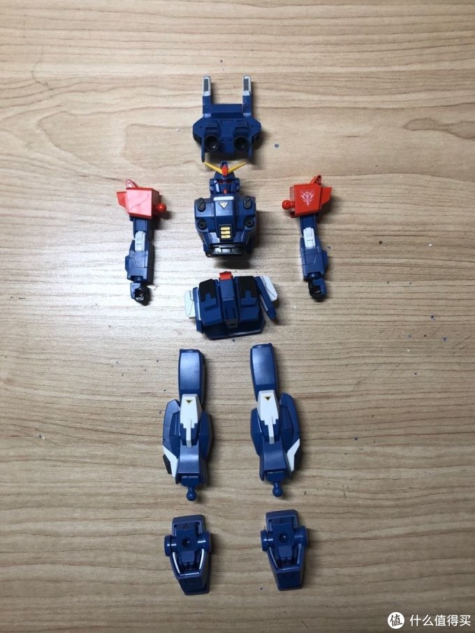 经过大半天的剪件、修水口、画线和拼接，终于将蓝色命运二号机的主体部份拼好。